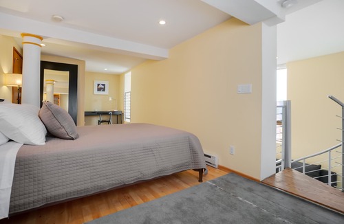 Lower Queen Anne House | Queen Anne Design Loft with Space Needle View, 7days max.