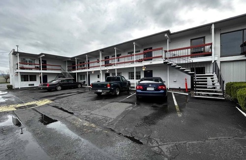 Longview Apartment | Queen Bed|Non-Smoking