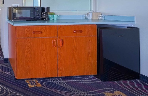 Lincoln City Apartment | Queen Room Accessible - Bay view (Pet Friendly)