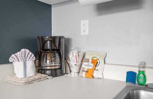Ocean Shores Condo | Queen Studio with Kitchenette - Pool and Hot Tub!