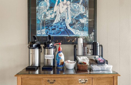 Ocean Shores Condo | Queen Studio with Kitchenette - Pool and Hot Tub!