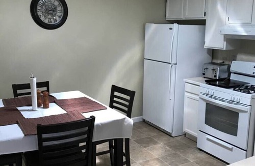 Eureka House | Quiet 2BR Garage Yard EV Charger – Eureka
