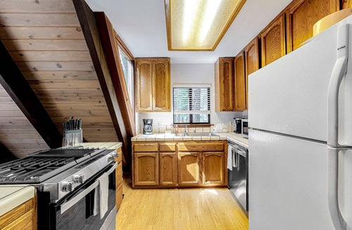 Tahoe Paradise House | Quiet A-frame cabin near town with forest views & WiFi - dog-friendly