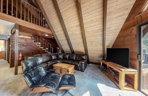 Tahoe Paradise House | Quiet A-frame cabin near town with forest views & WiFi - dog-friendly