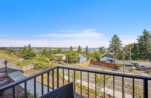 Eastside Apartment | Quiet, convenient Commencement Bay & city views!