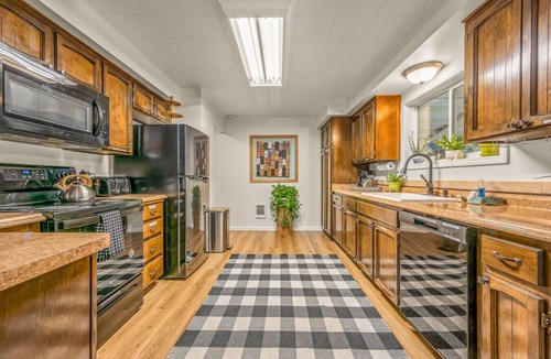 Longview Cottage | Quiet Cottage w/Nature Views BBQ & Sauna