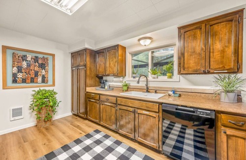 Longview Cottage | Quiet Cottage w/Nature Views BBQ & Sauna