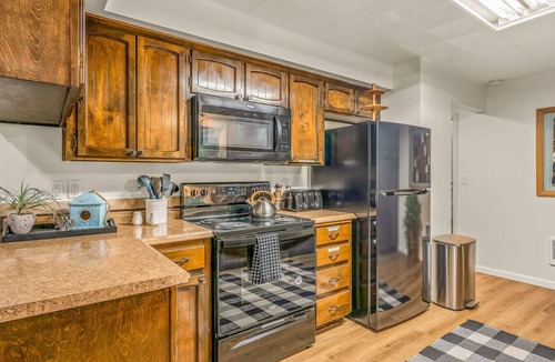 Longview Cottage | Quiet Cottage w/Nature Views BBQ & Sauna