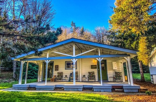 Longview Cottage | Quiet Cottage w/Nature Views BBQ & Sauna