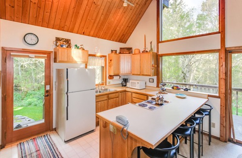 Lopez Island Cottage | Quiet Cottage with Free WiFi and Cable - Short Walk to Spencer Spit State Park