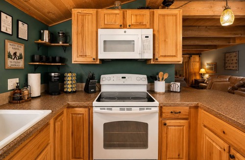 Ardenvoir Cabin | Quiet Escape | Hot Tub | BBQ | Fenced | Deck