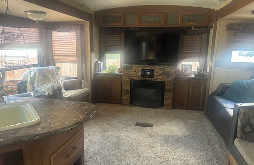 Delta House | Quiet Glamper on the Lake – Extended Stays Welcome