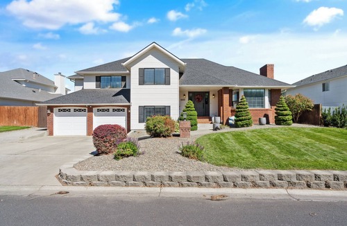 Yakima House | Quiet modern home, Sleeps 12, Hot tub, Private yard
