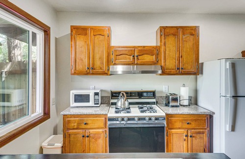 La Canada Flintridge Apartment | Quiet Patio! La Cañada Month-Long Studio