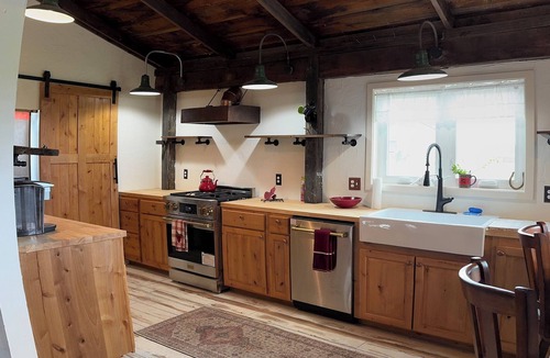 Bly House | Quiet, peaceful, get out of the hustle game and appreciate logging history.