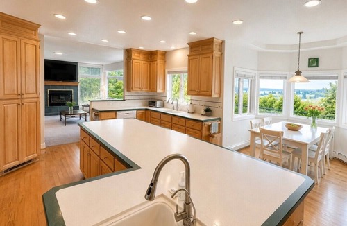 Clinton House | Quintessa I Sleeps 36 I Reunions I Corporate Events I Small Weddings