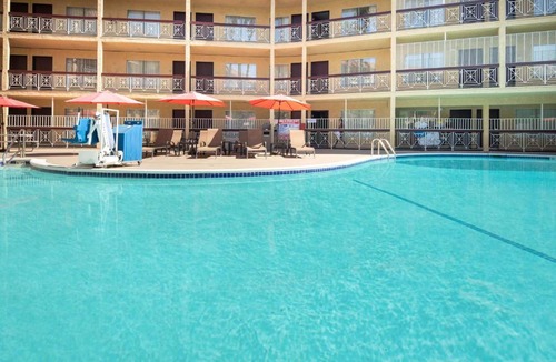 Burbank Hotel | Ramada by Wyndham Burbank Airport