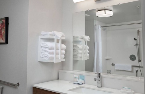 Tigard House | Rare Find! Indoor Pool, Free Parking, Free Full Breakfast, Near Oregon Zoo