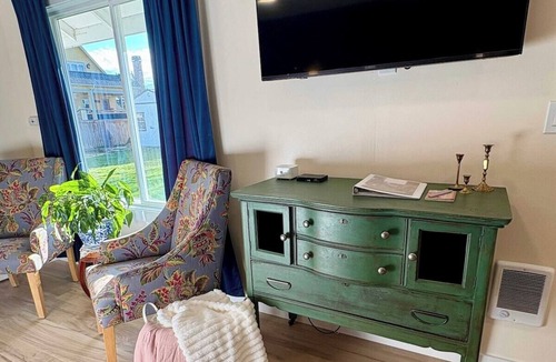 Enumclaw Apartment | Raspberry Cottage: Only 7 mi to White River Amphitheater & 5mins to DT Enumclaw!
