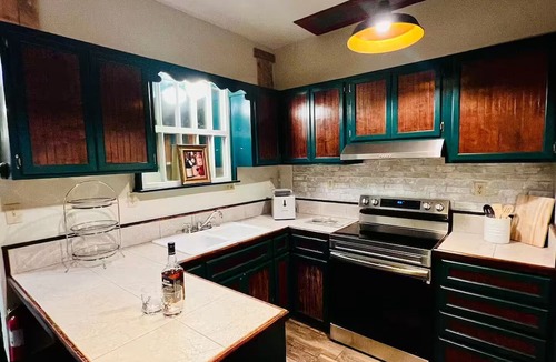 Klamath Falls House | Ravenwood Manor Sleeps 12 Family Friendly