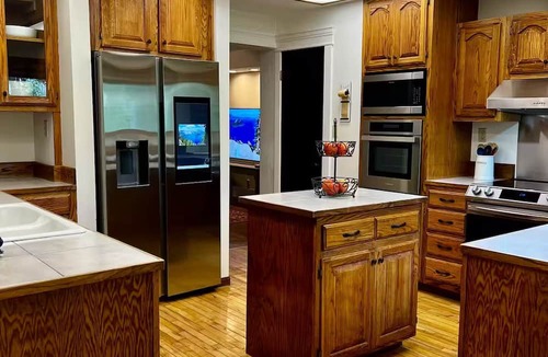 Klamath Falls House | Ravenwood Manor Sleeps 12 Family Friendly