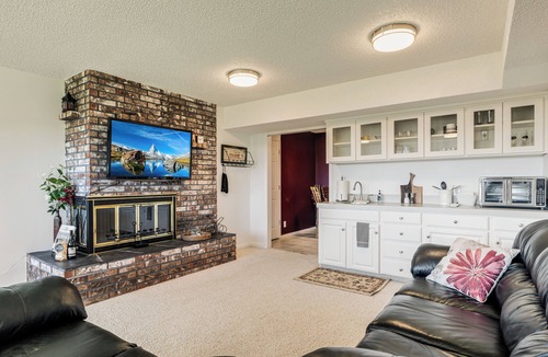 Dundee House | Red Hills Vacation | 3BR Hot Tub, Sauna & Views