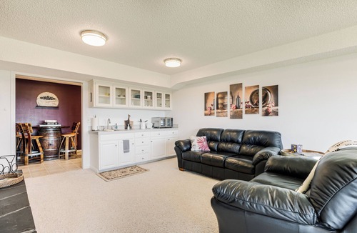 Dundee House | Red Hills Vacation | 3BR Hot Tub, Sauna & Views