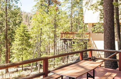 West Village House | Red House - Minutes to Shaver Lake