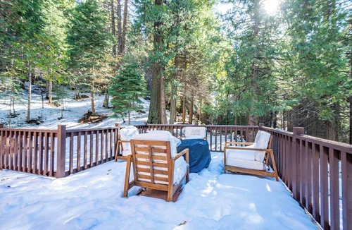 Sugar Pine Cabin | Red Rock Falls Cabin Yosemite 8mi Game Room HotTub