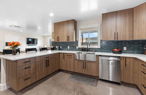 Moab South Valley House | Red Rock Refuge. Massage Chair, Hot Tub, & Parking