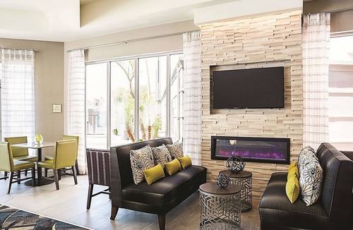 Ahwatukee Foothills Hotel | Refreshing Getaway with Swimming Pool and Daily Breakfast Perks
