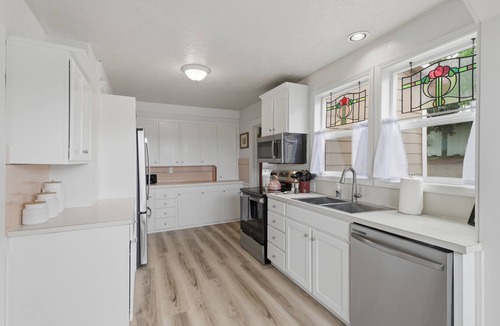 Yamhill County House | Relax at Stephens Legacy Farmhouse, a spacious 4BR retreat with valley and mountain views