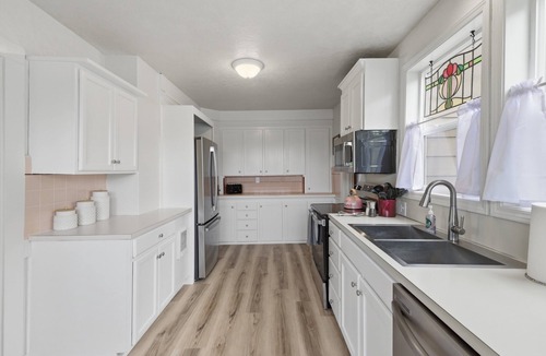 Yamhill County House | Relax at Stephens Legacy Farmhouse, a spacious 4BR retreat with valley and mountain views