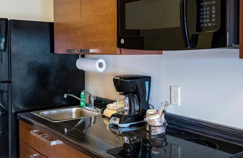 Southern Crossing Hotel | Relax in a Family-Friendly Room with Kitchen, Walk to Bend's Restaurants.