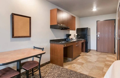 Southern Crossing Hotel | Relax in a Family-Friendly Room with Kitchen, Walk to Bend's Restaurants.