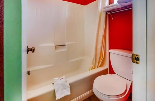 Ridgecrest Hotel | Relax in a Pet Friendly Room with King Bed and Essentials in Ridgecrest