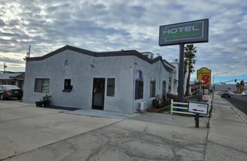 Ridgecrest Hotel | Relax in Three Pristine Studio w/Queen Beds + Private Bath, Central Ridgecrest