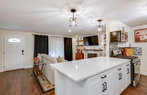 University Place House | Relax in University Place - Sleeps 5 - Game Room