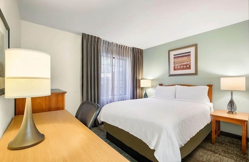 Carmel Mountain Ranch Hotel | Relax Near San Diego Attractions! Full Kitchen, Outdoor Pool, Free Breakfast