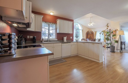 Oak Grove House | Relaxing 3BR Escape w/Hot Tub Near Portland