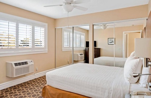 Corte Madera Hotel | Relaxing Couples’ Getaway | Poolside | Near Sausalito | Free Parking | BBQ Area