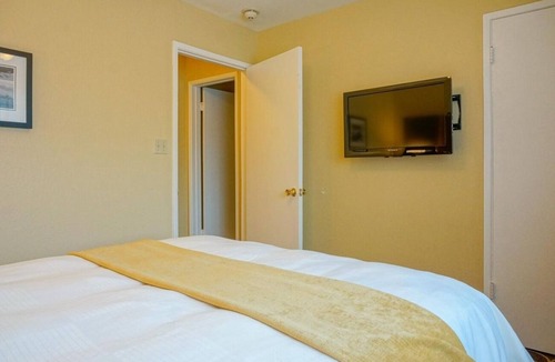 Corte Madera Hotel | Relaxing Couples’ Getaway | Poolside | Near Sausalito | Free Parking | BBQ Area