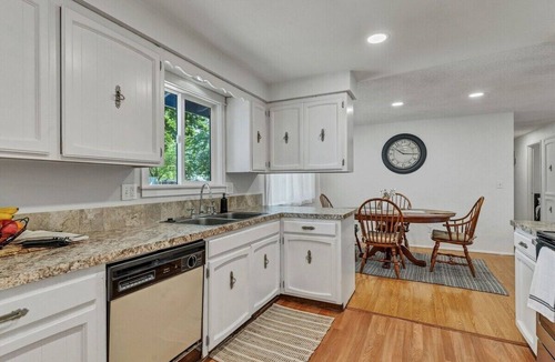 Albany House | Relaxing Home w/Fenced Yard & Covered Patio!