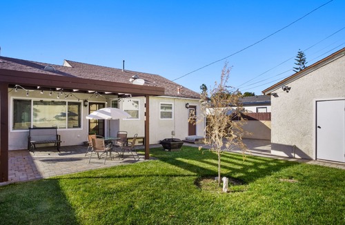 Los Angeles House | Relaxing House w/BBQ, Firepit, Laundry, Private Yard - near LAX, SoFi, Forum