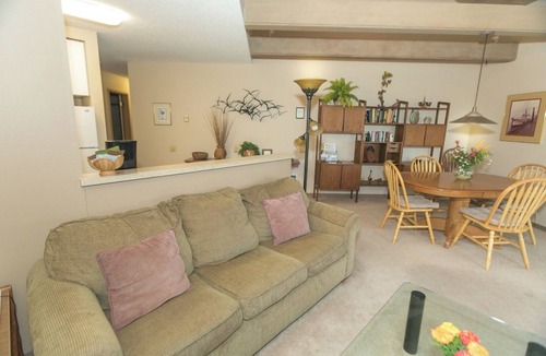Ocean Shores Apartment | Relaxing Ocean Shores Stay – Sauna, Pool, BBQ Area & Cozy Fireplace
