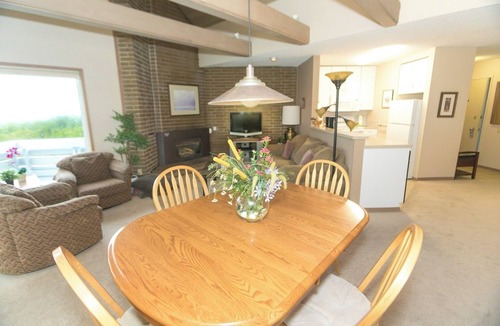 Ocean Shores Apartment | Relaxing Ocean Shores Stay – Sauna, Pool, BBQ Area & Cozy Fireplace