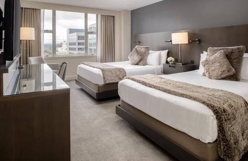 Downtown Portland Hotel | Relaxing Room Featuring Contemporary Décor & Prime Access to Downtown Areas