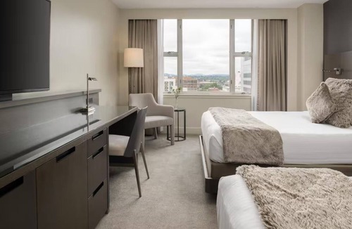 Downtown Portland Hotel | Relaxing Room Featuring Contemporary Décor & Prime Access to Downtown Areas