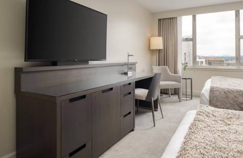 Downtown Portland Hotel | Relaxing Room Featuring Contemporary Décor & Prime Access to Downtown Areas