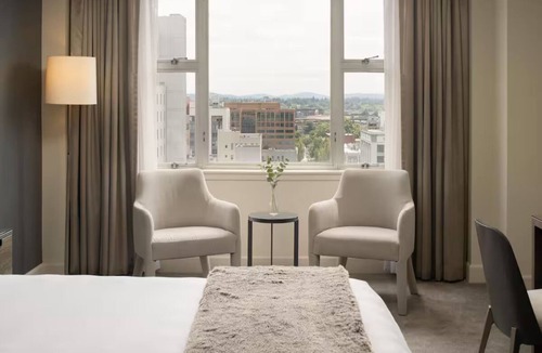 Downtown Portland Hotel | Relaxing Room Featuring Contemporary Décor & Prime Access to Downtown Areas